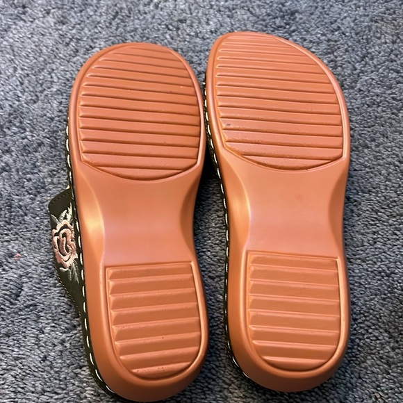 New embroidered sandals - Picture 4 of 4